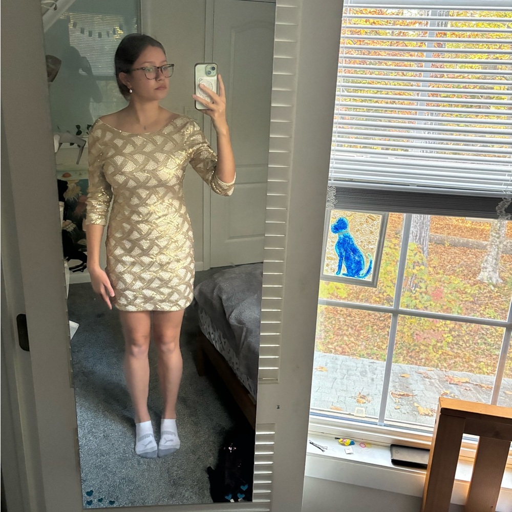 Gold bodycon dress with sequins, perfect for night out